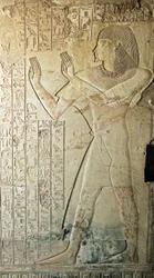 Egyptisk antikvitet: relief fra graven af Kha em Het (Khaemhat) inspektør af lofter og skriver ved hoffet til Amenophis III (TT57), repræsentanten forlader graven i bøn. 18. dynasti. 1530-1290 f.Kr. Vallee des Nobles. Luxor, Vestbredden, Egypten