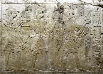 Egyptisk antikvitet: repræsentation af offerbærere. Lavt relief af Vizir Ramoses grav (18. dynasti). Luxor, Theben, Ægyptens Dal