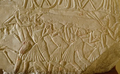 Egyptisk antikvitet: slaver, der bærer en obelsk under de store værker i det faraoniske Egypten. Detalje af et relief fra graven af en højtstående embedsmand fra det sene 18. dynasti. 1570-1320 f.Kr. Bologna, Civico Museo Archeologico