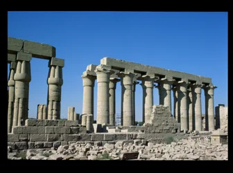 Ekstern udsigt fra syd for Amenophis III