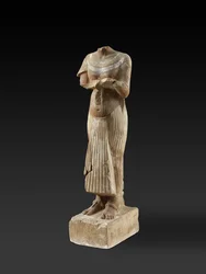 Figur af farao Akhenaton, der holder et offerbord (udskåret og malet sandsten)