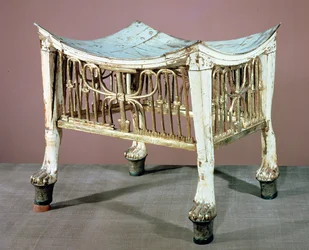 Fodskammel brugt af barnekongen i begyndelsen af hans regeringstid, fra Tutankhamons grav (ca. 1370-52 f.Kr.) New Kingdom (malet og forgyldt træ) (se også 391015)