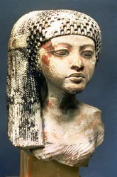 Leder af en prinsesse fra familien af Akhenaten, New Kingdom (malet kalksten) (se også 107940, 370210, 370211)