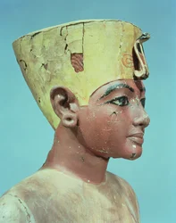 Hovedet af en dummy af den unge Tutankhamon (ca. 1370-52 f.Kr.) iført et kompromis mellem kronen af kongerne i Nedre Egypten og hovedbeklædningen af Nefertiti (malet og stuccoed træ) (se 148489)