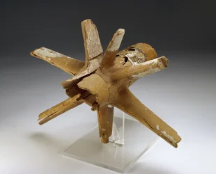 Nav og eger af vognhjul (elm- og tamarix-træ med gips- og råhudbinding)