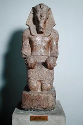 Knælende statue af Amenhotep II (1427-1392 f.Kr.) med vinoffer, fra Theben, Det Nye Rige, ca. 1450-1425 f.Kr. (granit)