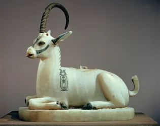 Låg på en ung krukke i form af en stenbuk, fra Tutankhamons grav (ca. 1370-52 f.Kr.) New Kingdom (malet alabast)