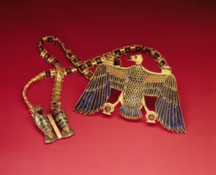 Halskæde med gribbehæng, fra Tutankhamons grav (ca. 1370-1352 f.Kr.) New Kingdom (guld belagt med lapis lazuli og cornelian) (se også 228214)