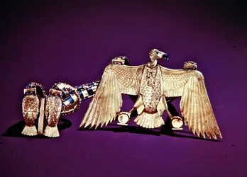 Halskæde med grib vedhæng, fra Tutankhamons grav, New Kingdom (guld indlagt med lapis lazuli og cornelian) (se også 228214 & 324491)