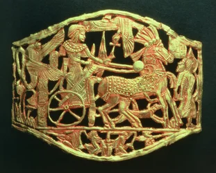 Gennembrudt plakette eller spænde, der viser kongernes sejrsgang med fanger, fra Tutankhamons grav (ca. 1370-52 f.Kr.) New Kingdom (guld) (se også 391017)