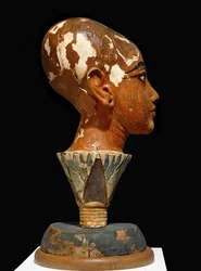 Bemalet buste af den unge farao Tutankhamon med lotusbladsformet base (skulptur)