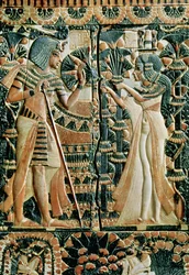 Plade fra låget af en kiste, der viser Tutankhamon (ca. 1370-52 f.Kr.) og hans kone Ankhesenamun i en have, New Kingdom (malet elfenben)