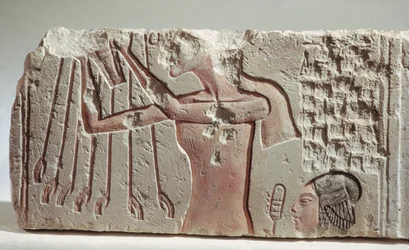 Relief, der viser Akenhaten og hans datter ofring til Aten, Det Nye Kongerige, ca. 1352-1336 f.Kr. (kalksten)