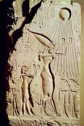 Relief med Amenofis IV (Akhenaton) (ca. 1364-47 f.Kr.), Nefertiti og deres datter Meritaton, der bringer et offer til Aton, fra det kongelige palads i Tell el-Amarna
