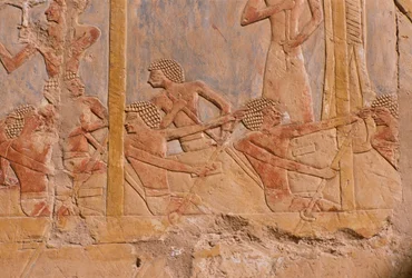 Relief, der forestiller mænd, der ror på en båd, væg dekoreret til ære for gudinden Hathor, detalje, fra Hatshepsuts lighustemplet (ca. 1503-1482 f.Kr.) New Kingdom (malet kalksten)