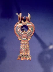 Højre ørering fra et par øreringe med en blåfugl, fra Tutankhamons grav, Kongernes Dal, Theben, ca. 1347-37 f.Kr. (guld og smeltet glas) (se også 344028)