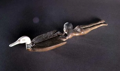 Ske med fladtrykt håndtag i form af en svømmer, New Kingdom, ca. 1400 f.Kr. (træ & elfenben) (se også 187051)
