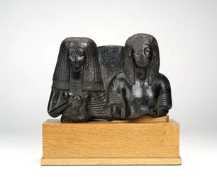 Statuette af militærofficeren Huy og hans kone Nay, sangerinde fra Amun, New Kingdom (steatit)