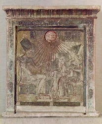 Stela, der skildrer Aten, der giver liv og velstand til Amenophis IV (Akhenaten) (ca. 1352-1336 f.Kr.), hans kone, Nefertiti og tre af deres døtre, fra Tell el-Amarna, New Kingdom, ca. 1353-1337 f.Kr.