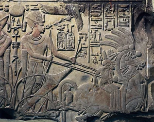 Stele af Amenhotep III, der viser faraoen køre en vogn. 1391 -1353 f.Kr. Sten skulptur. Kairo, Egyptens museum, Kairo. Fra Qina, Dayr al-Bahri. Theben.