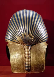 Bagsiden af guldmasken, fra Tutankhamons skat (ca. 1370-1352 f.Kr.) New Kingdom, ca. 1340 f.Kr. (guld indlagt med halvædelsten)