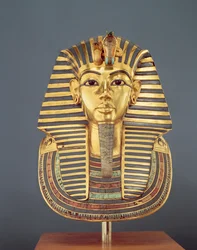 Tutankhamons begravelsesmaske (ca. 1370-1352 f.Kr.) New Kingdom, ca. 1336-1327 f.Kr. (guld indlagt med halvædelsten) (se også 227984)