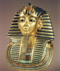 Guldbegravelsesmasken, fra Tutankhamons grav (ca. 1370-52 f.Kr.) New Kingdom (guld lagt med halvædelsten og glaspasta) (se også 3981)
