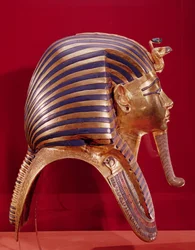 Guldmasken fra Tutankhamons skat (ca. 1370-52 f.Kr.) ca. 1340 f.Kr. (guld indlagt med halvædelsten) (se 184085 for modsatte side)