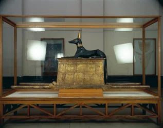 Tutankhamons skat, træstatue af sjakalguden Anubis på en forgyldt kiste fra Det Nye Rige