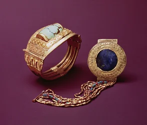 To armbånd, fra Tutankhamons grav (ca. 1370-1352 f.Kr.) New Kingdom (guld)