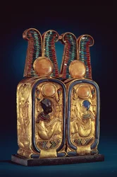 Uguent æske i form af en dobbelt kongelig kartouche, fra Tutankhamons grav, New Kingdom (forgyldt træ indlagt med glaspasta)