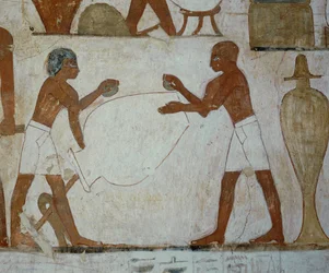 Vasemagere polerer en vase