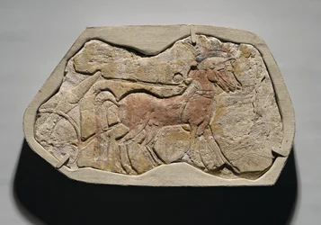 Et spænd på to heste, der trækker en vogn, fra Tell el-Amarna, New Kingdom, ca. 1353-1336 f.Kr. (malet gipspuds)