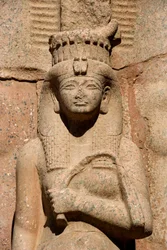 Ancient Egypt Art (UNESCO World Heritage): Foden af den kolossale statue af Ramses II (1298-1234 f.Kr.) med sin datter og kone Bentanta (eller Bent Anath eller Bent Anath). Egypten Karnak, østlige bred af Nilen
