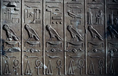 Basrelief med hieroglyfiske relieffer, der viser guden Horus i form af en høg og en ankh, livets symbol, Seti I