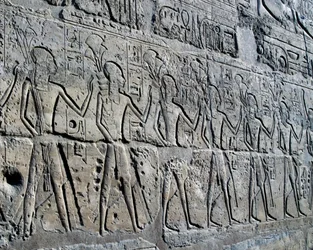 Figurer, der symboliserer minedistrikter, der bringer deres hyldest til gud, relief, Ramesses II Courtyard, Amun-templet (Unescos verdensarvsliste)