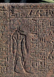 Afbildning af Anubis, detalje af indskrift og relief af Anubis og en anden gud, Amenhoteps sarkofag, Memphis (Unescos verdensarvsliste)