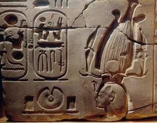 Egypten, Luxor, det gamle Theben, Assasif-dalen, fragment af relief, der forestiller Ramses II og kartoucher