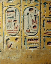 Egypten, Luxor, det gamle Theben, Assasif-dalen, vægfragment fra et tempel bygget af Ramses II med faraoens kartoucher