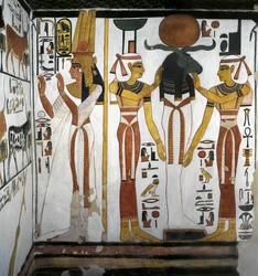 Egypten, Theben, Luxor, Dronningenes Dal, Nefertaris grav, Annex til forkammeret, Vægmalerier, Dronning før guddommelig entitet, der repræsenterer Osiris hvilende i Ra i kredsen af gudinder Isis og Nephthy