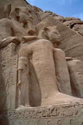 Egyptisk oldtid: Kolossen af ​​Ramses II-templet. 1271-1256 f.Kr. Abu Simbel (Abu Simbel), Aswan, Egypten