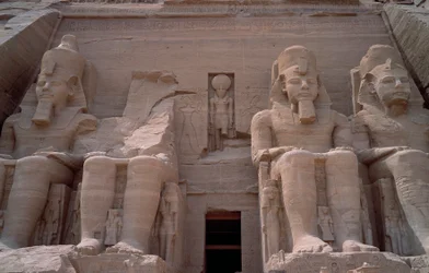 Egyptisk Antiquite: Colossus of the Temple of Ramses II. 1271-1256 f.Kr. Abu Sibel (Abu Sibel), Aswan, Egypten