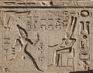 Ægyptisk antikvitet: detaljer i architraven dekorerer repræsentationen af farao Ramses II, der ærer guden Amon og hieroglyffer, tempel for farao Ramses II (1292-1186 f.Kr.) i Luxor. Østbredden (Theben), Egypten