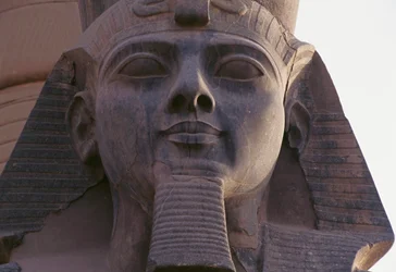 Ansigt af statue af Ramses II siddende, Theban Necropolis (UNESCOs verdensarvsliste)