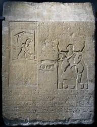 Hormin, leder af kongens harem, belønnet med guldhalskæder givet af Seti I, kalkstensstele
