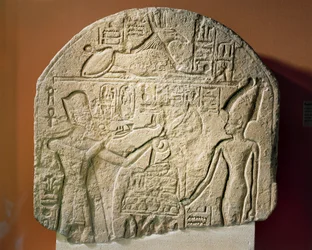 Kalkstensstele forestillende Ramses II, der ofrer røgelse og papyrus til gudinden Astarte