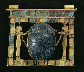 Pectoral af vesiren, Paser, med en skarabæ flankeret af gudinderne Isis og Nephthys, fra Serapeum i Memphis, New Kingdom (guld, lapis lazuli og glaspasta)