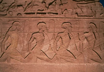 Prisoners of the North, basrelief ved foden af kæmperne i Ramesses II