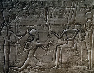 Ramses II foran Amon-Ra, relief, den store hypostylehal, Amon-templet, Karnak-tempelkomplekset (Unescos verdensarvsliste)