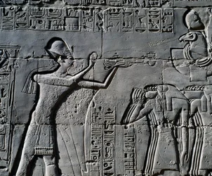 Ramses II foran den hellige båd, relief, indvendige vægge i den store hypostylehal, Karnak-tempelkomplekset (Unescos verdensarvsliste)